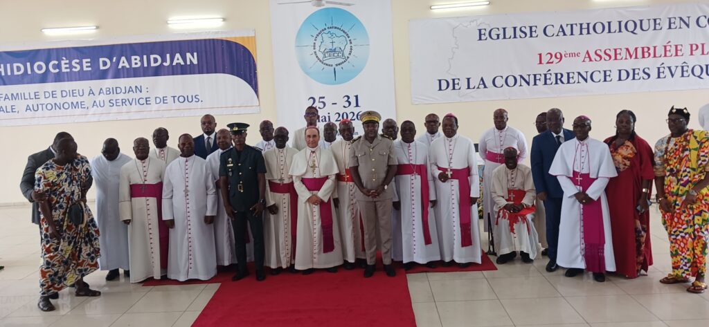 La photo de famille de la 129ème Assemblée plénière de la Conférence des évêques catholiques de Côte d'Ivoire, à Bingerville