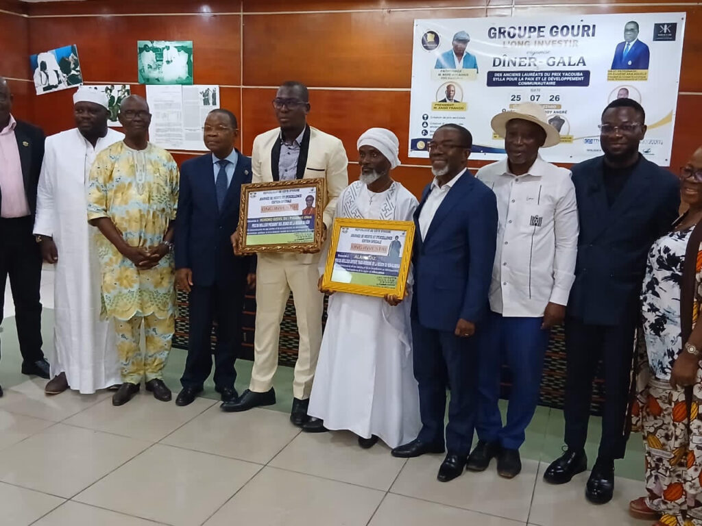 Alain Djiz, 5è à partir de la droite, tient son prix