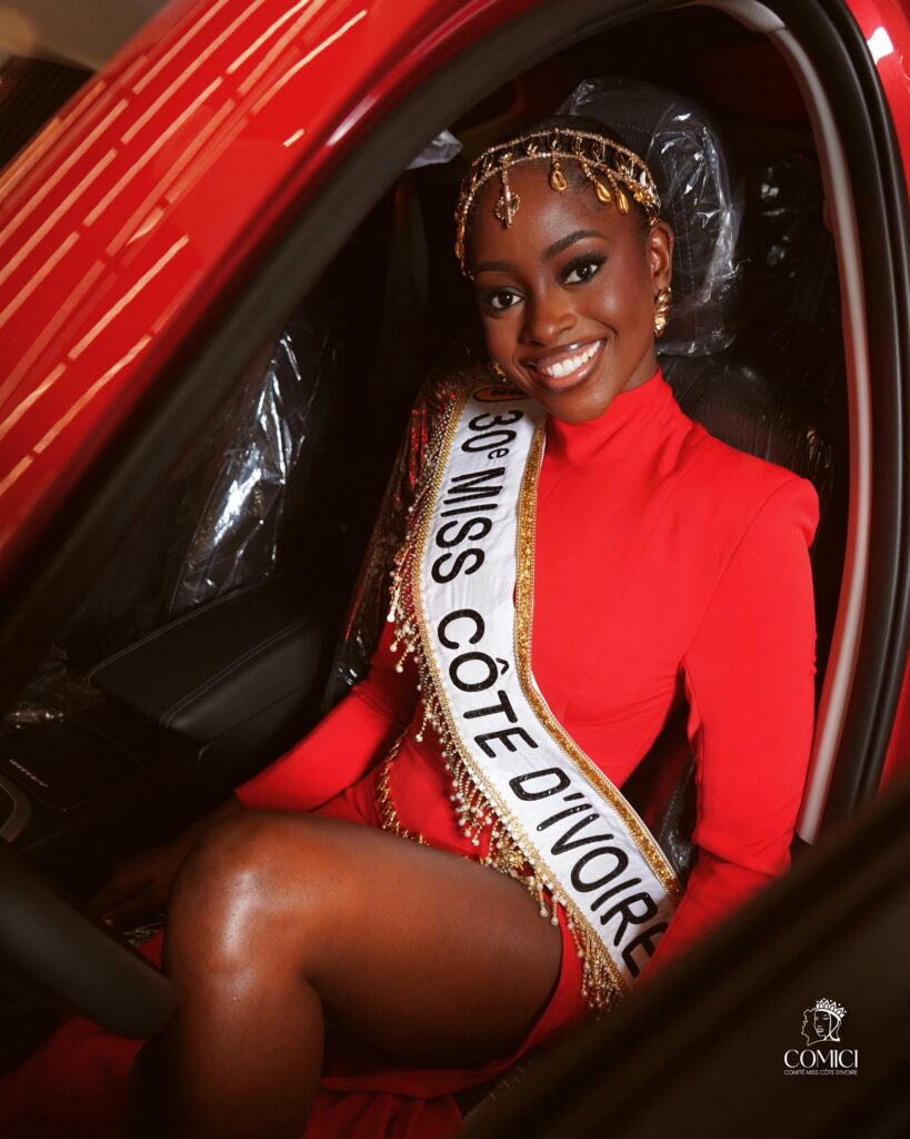 Louisette N'GUESSAN à bord de sa voiture