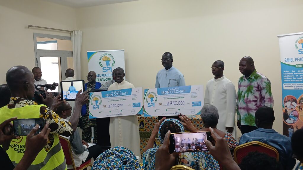 Les bons d’achat remis à la Pastorale sociale de l’Église catholique pour les victimes de l’Archidiocèse d’Abidjan