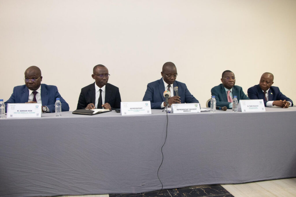 Zakaria Kéita, 2è à partir de la gauche, a représenté le ministre de l'Economie, des Finances et du Budget, Adama Coulibaly