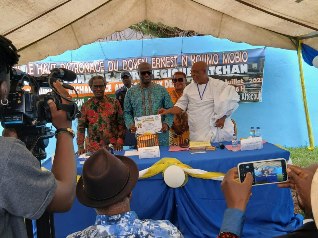 Esmel Essis, au centre, tient son diplome de reconnaissance