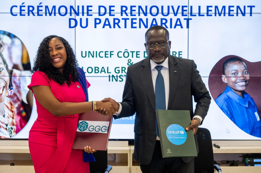 La poignée de main entre Olola Vieyra (GGGI en Côte d'Ivoire) et Jean François Basse (UNICEF) scellant l'accord