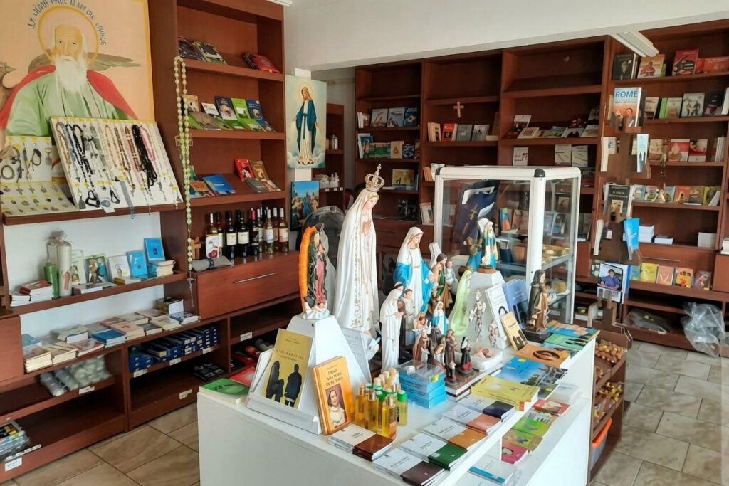 kiosque de vente d'objets de piété